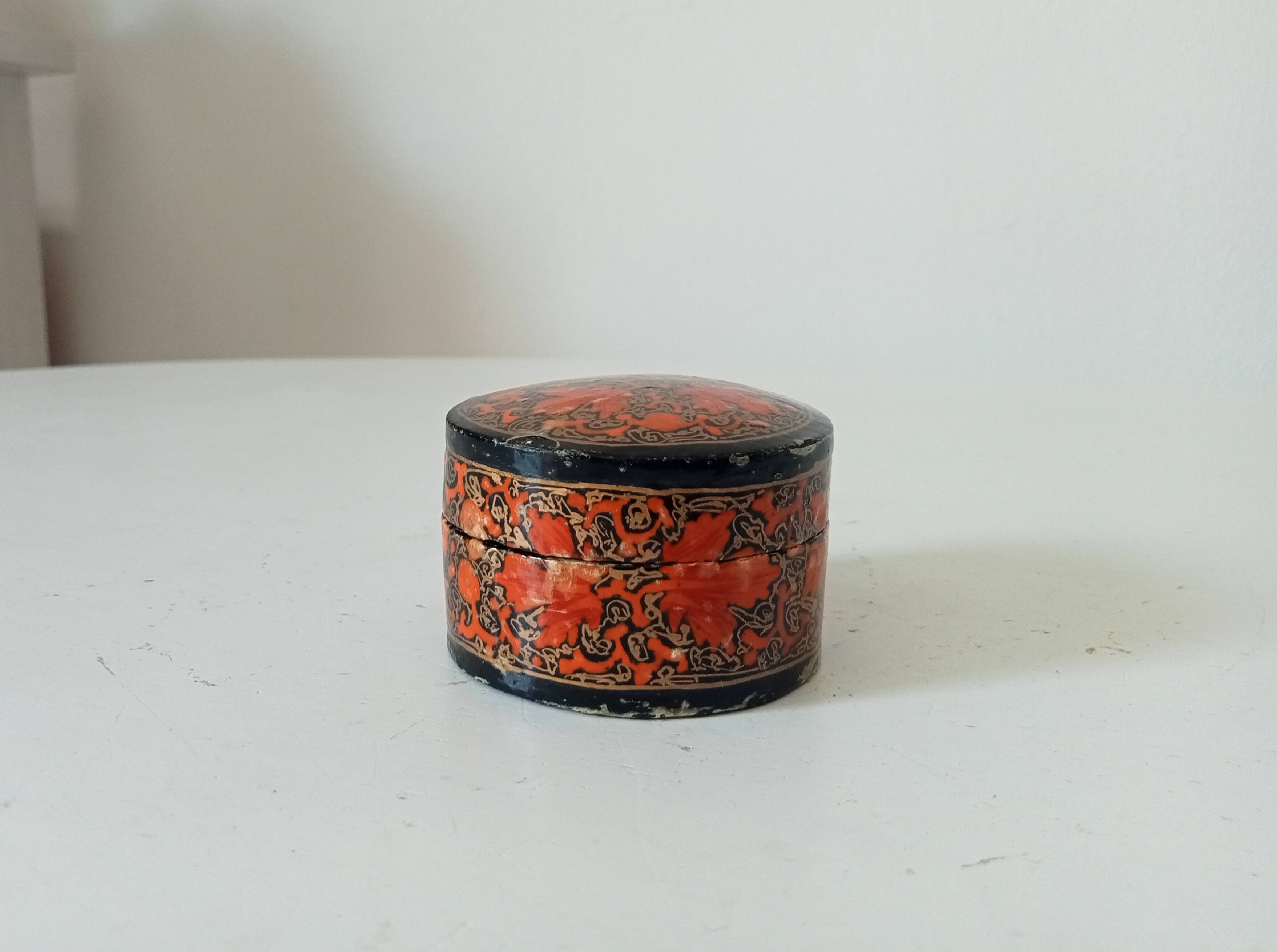 Small antique Kashmiri bonbonnière/pillbox in papier-mâché.