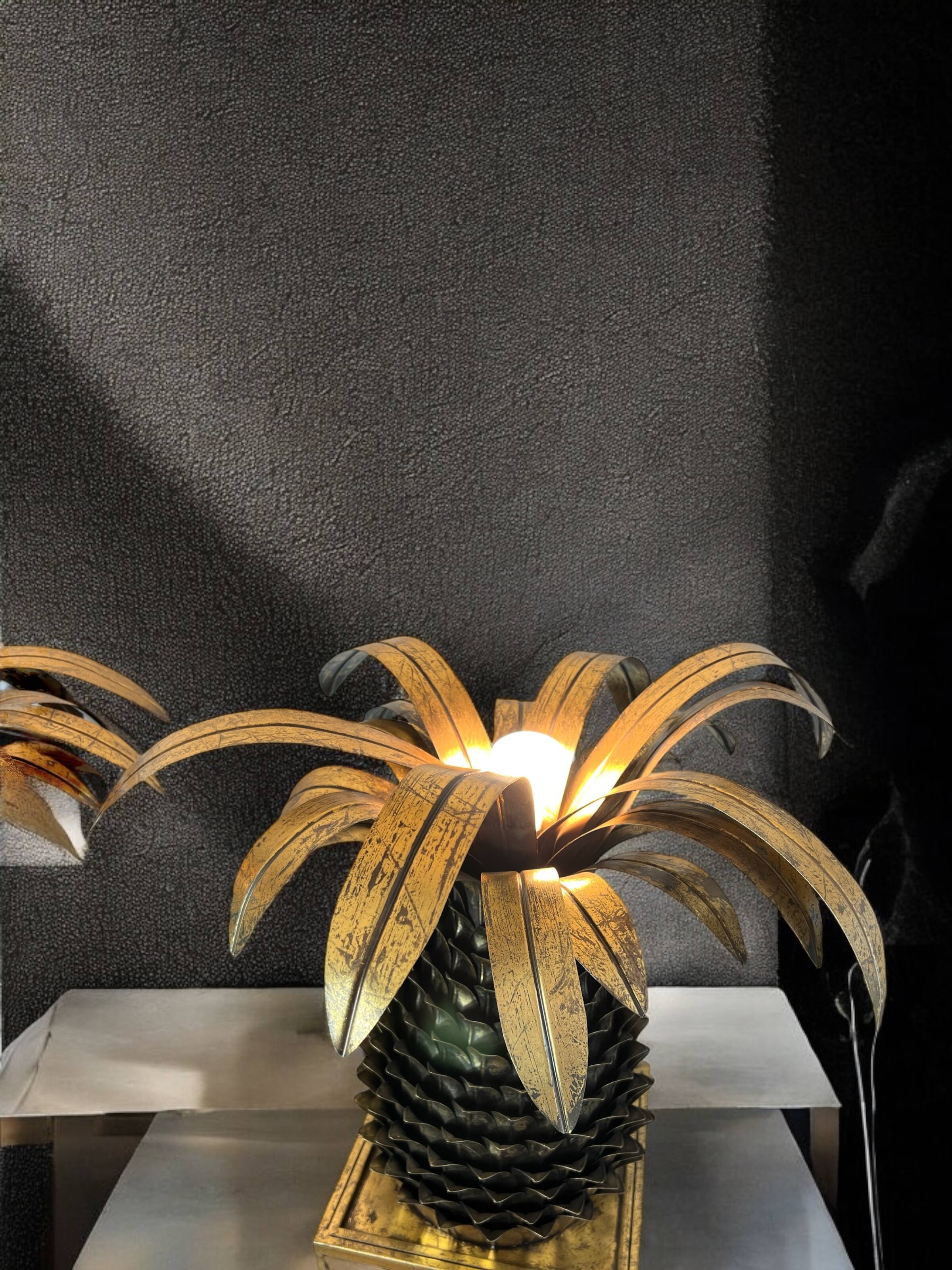 Pineapple-shaped lamp. in the "jansen of the 70s" style in metal.
