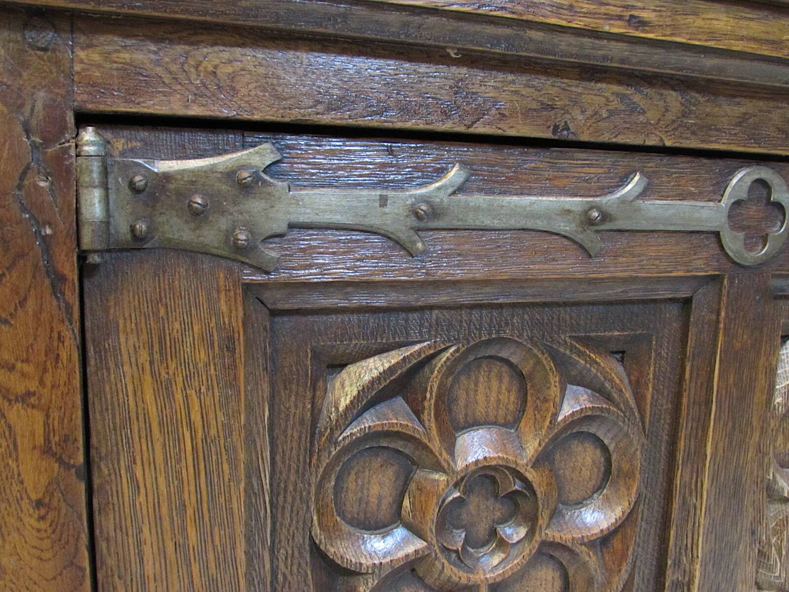Antiqie Gothic carved oak cabinet, 1860