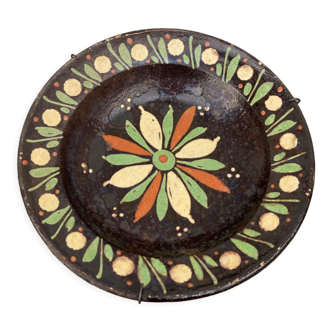 Assiette décorative en terre cuite vernissé ancienne à décor de fleurs
