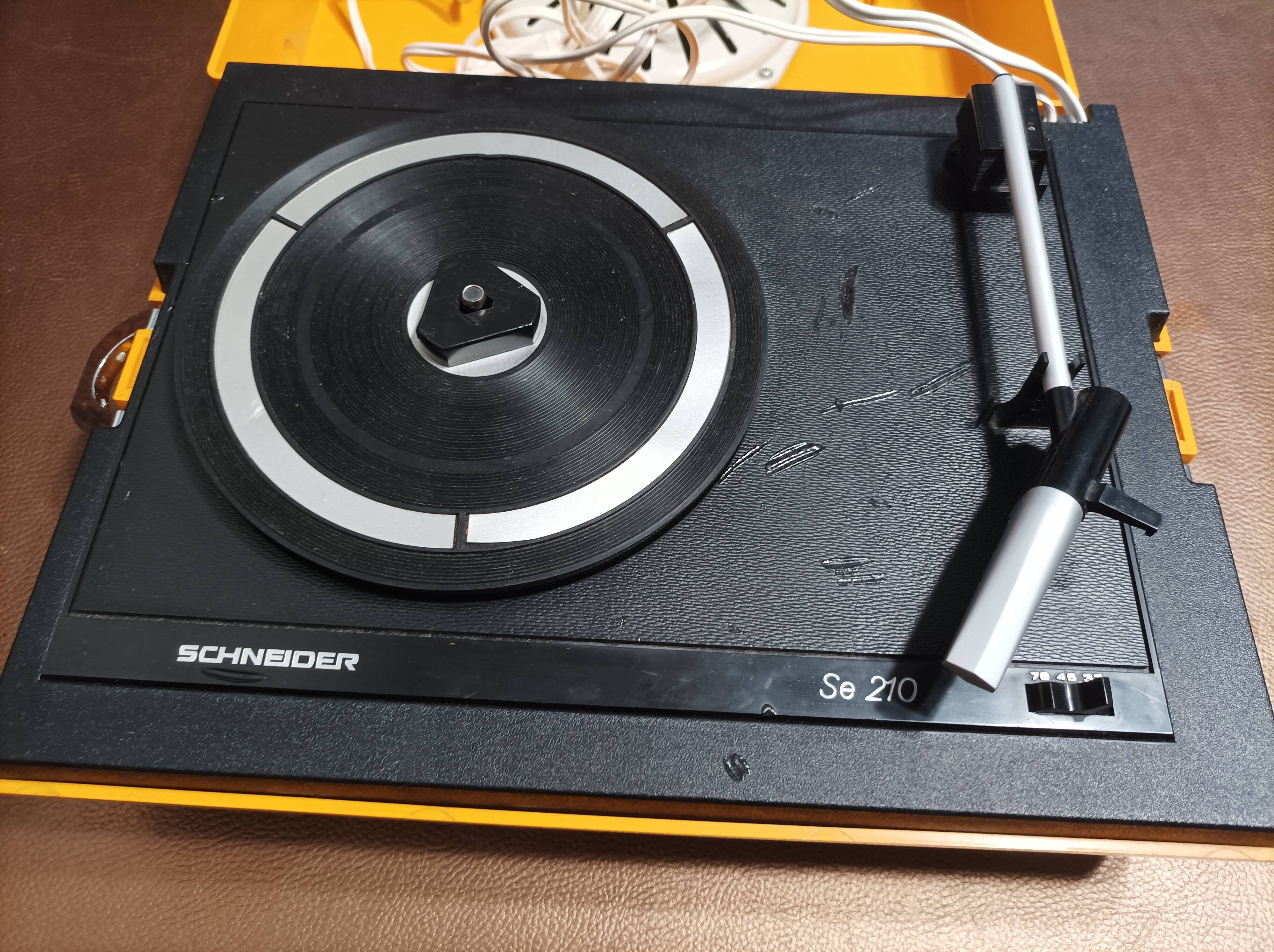 Schneider SE 210 Vintage portable record player