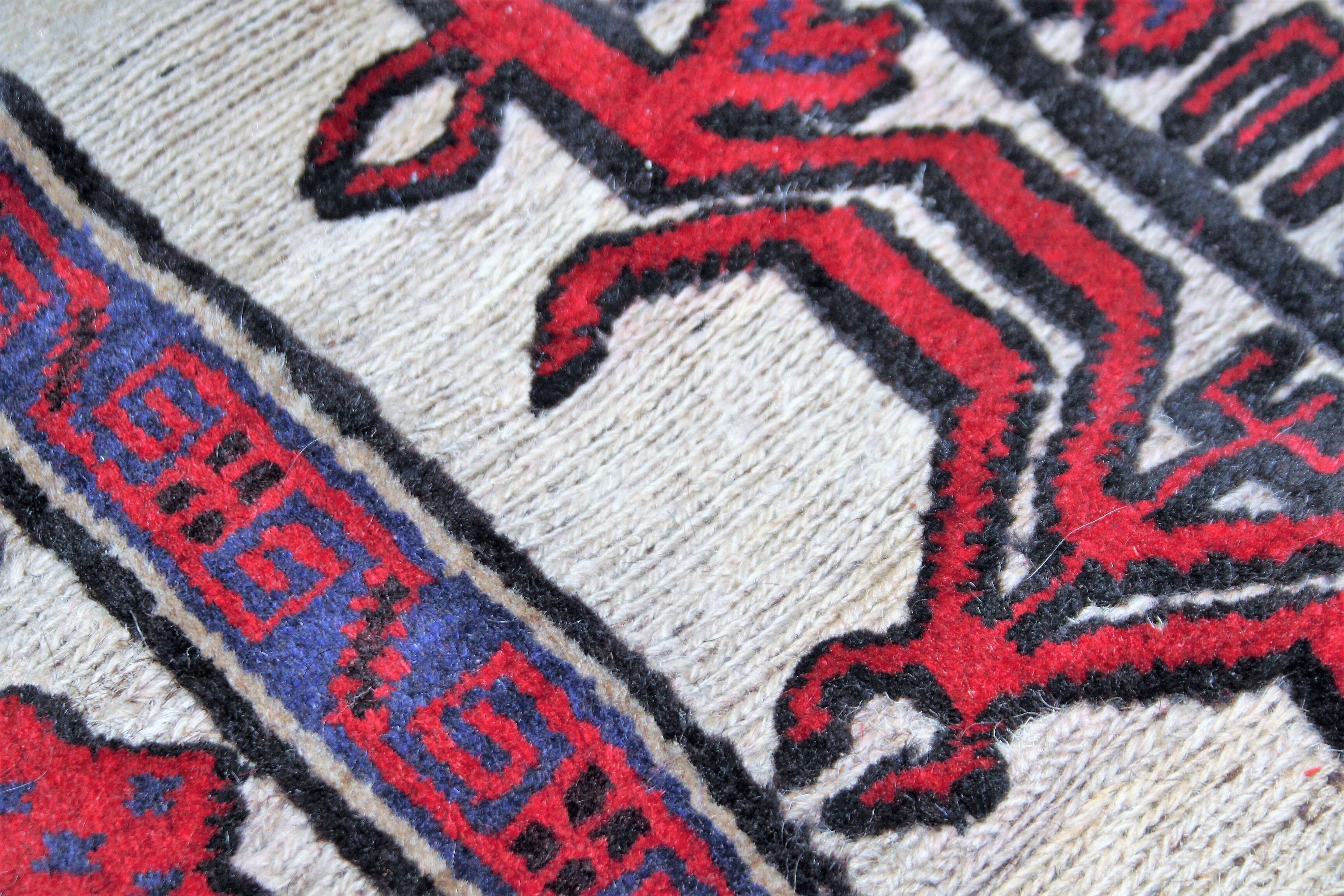 Old oriental rug. 280 x 178 cm.