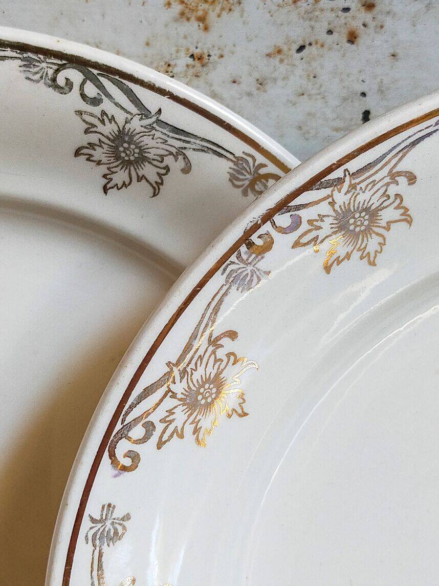 Eight Villeroy & Boch dessert plates with gold decor