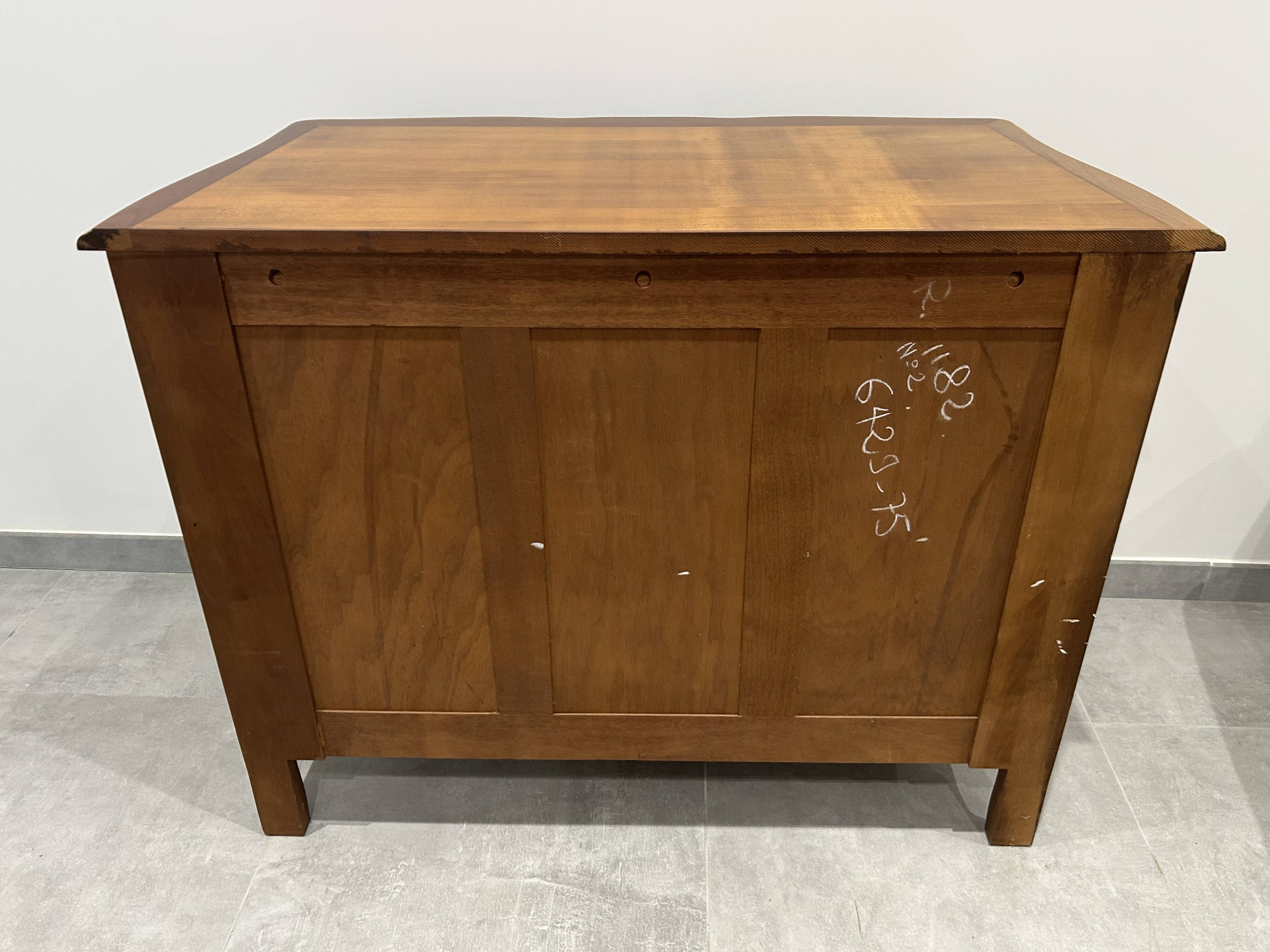 Commode de style Louis XV en bois naturel