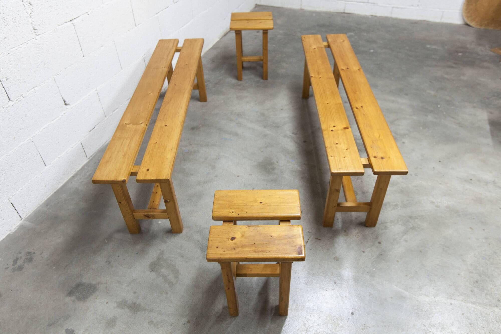 Set of 2 benches and 2 stools in pine, 1970s mountain style.