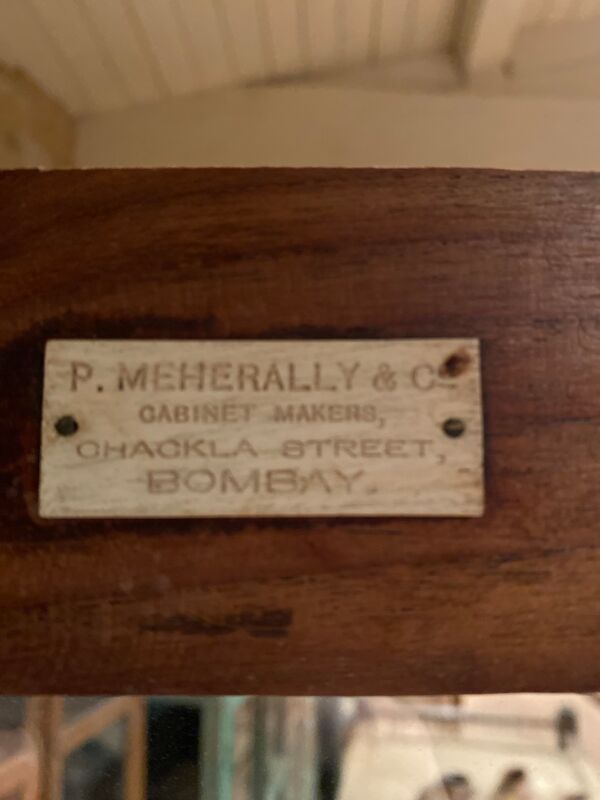 Armoire coloniale en manguier, détails laiton