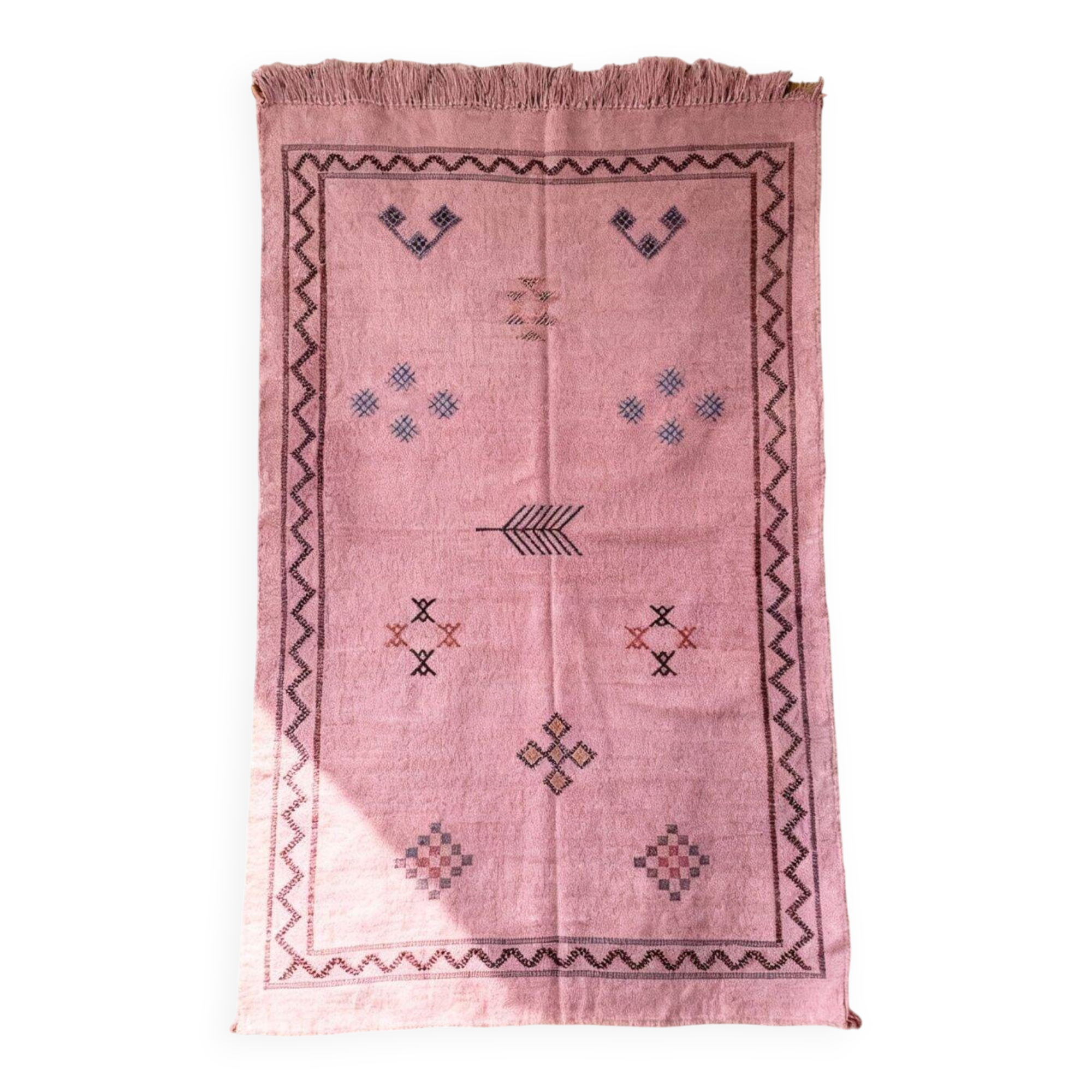 Moroccan pink sabra rug 100x150 cm – handwoven cactus silk wall hanging