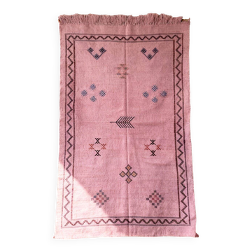 Tapis marocain rose sabra 100x150 cm – tenture murale en soie de cactus tissée à la main