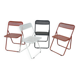 Ensemble de 4 chaises pliantes métal perforé vintage 1970-80 rouges blanche et noire