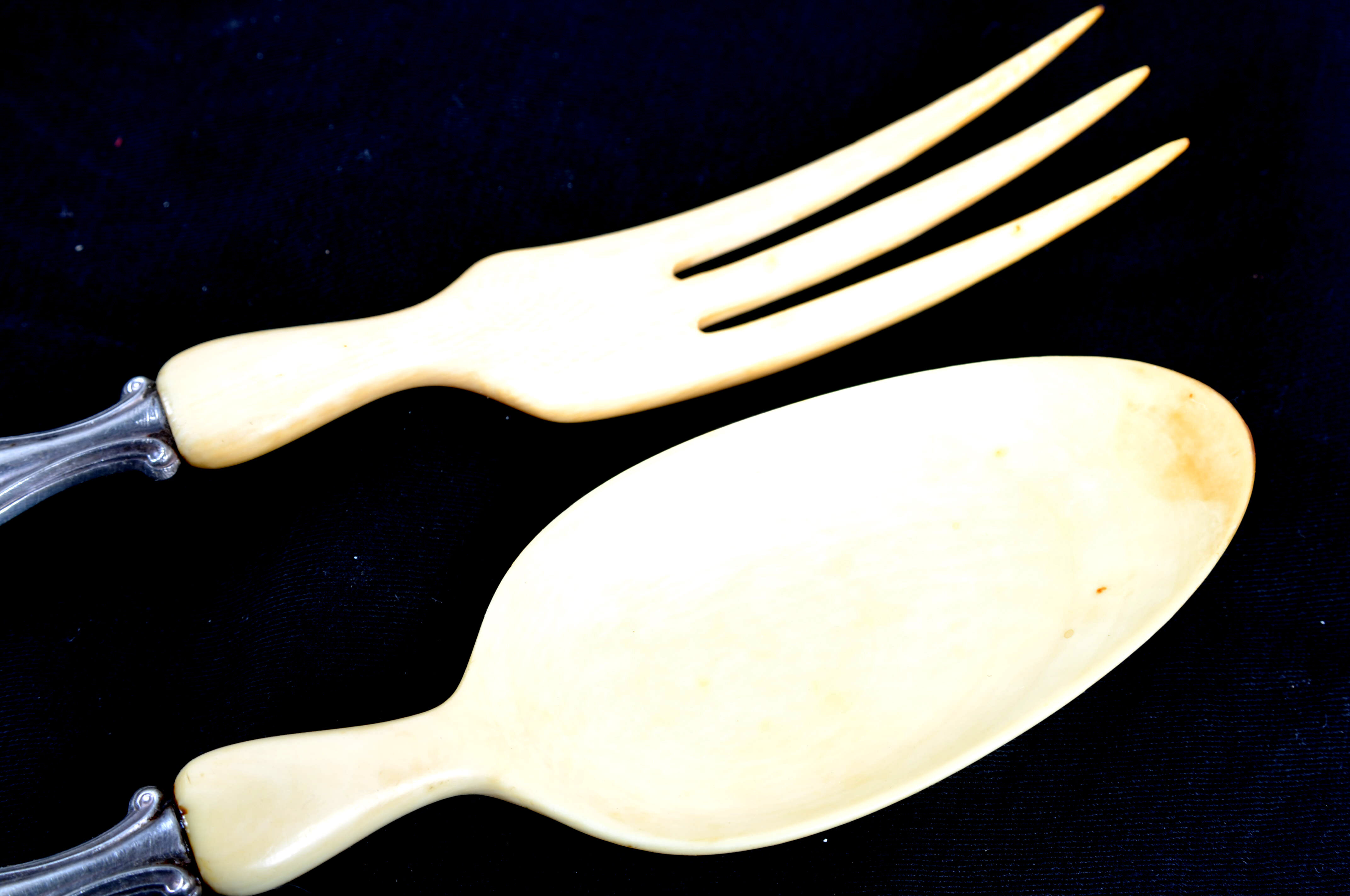 Salad serving set in antique ivory, silver-plated handle.