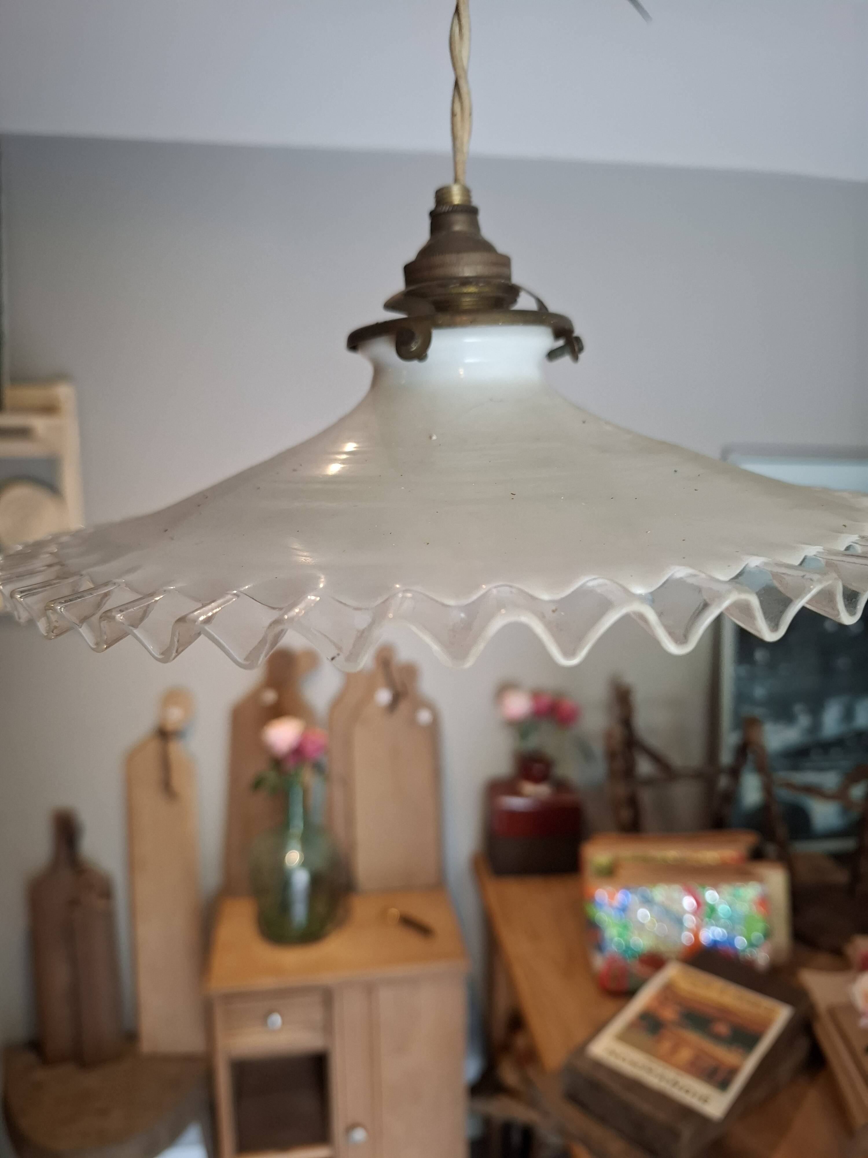 White lace opaline suspension