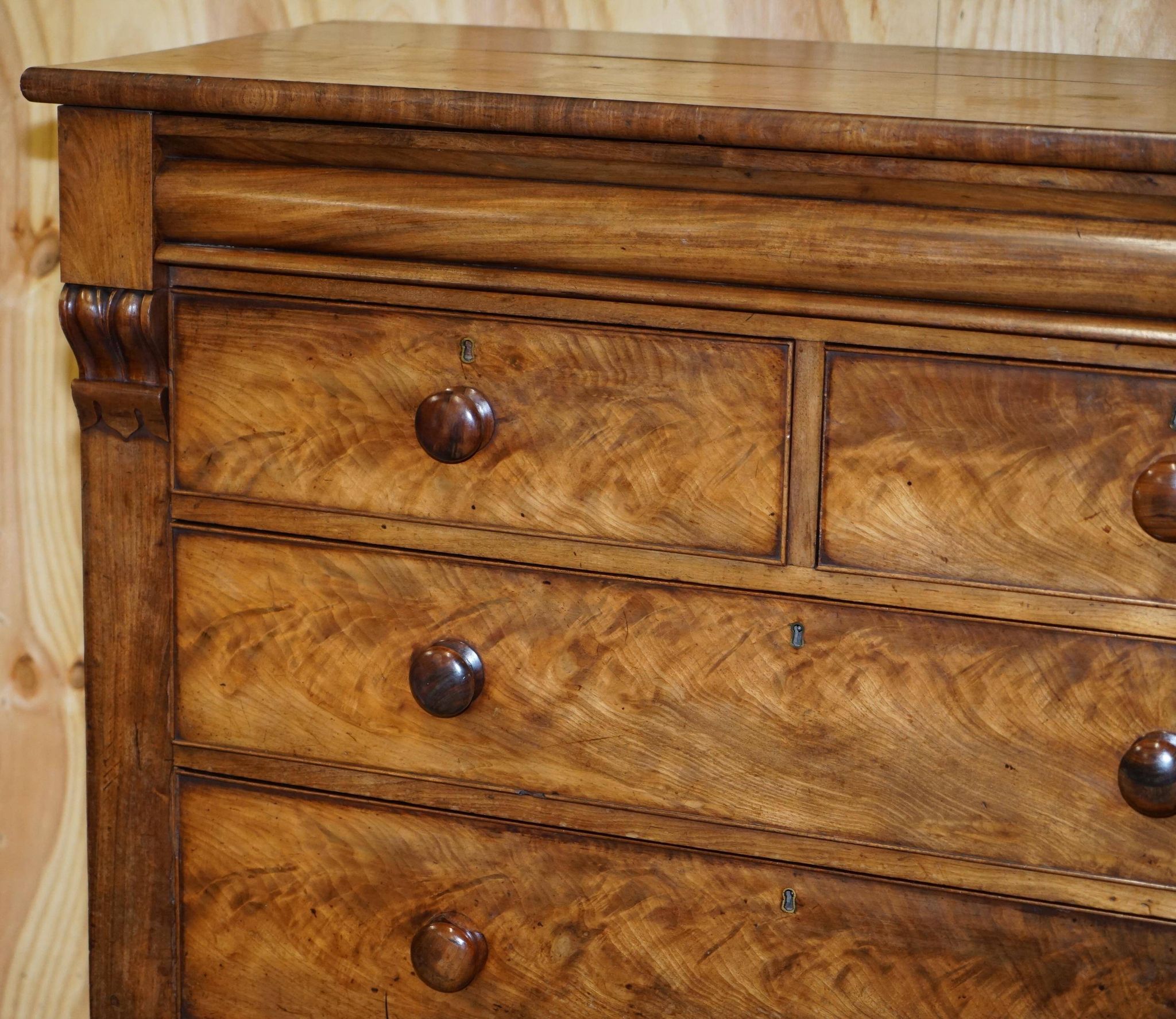 Commode en bois dur flammé victorien XIXe siècle avec tiroir caché