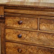 Commode en bois dur flammé victorien XIXe siècle avec tiroir caché