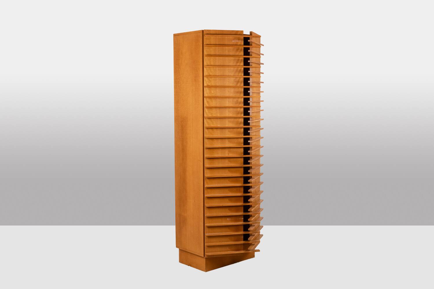 Armoire en hêtre blond Éric Miomandre 20e siècle