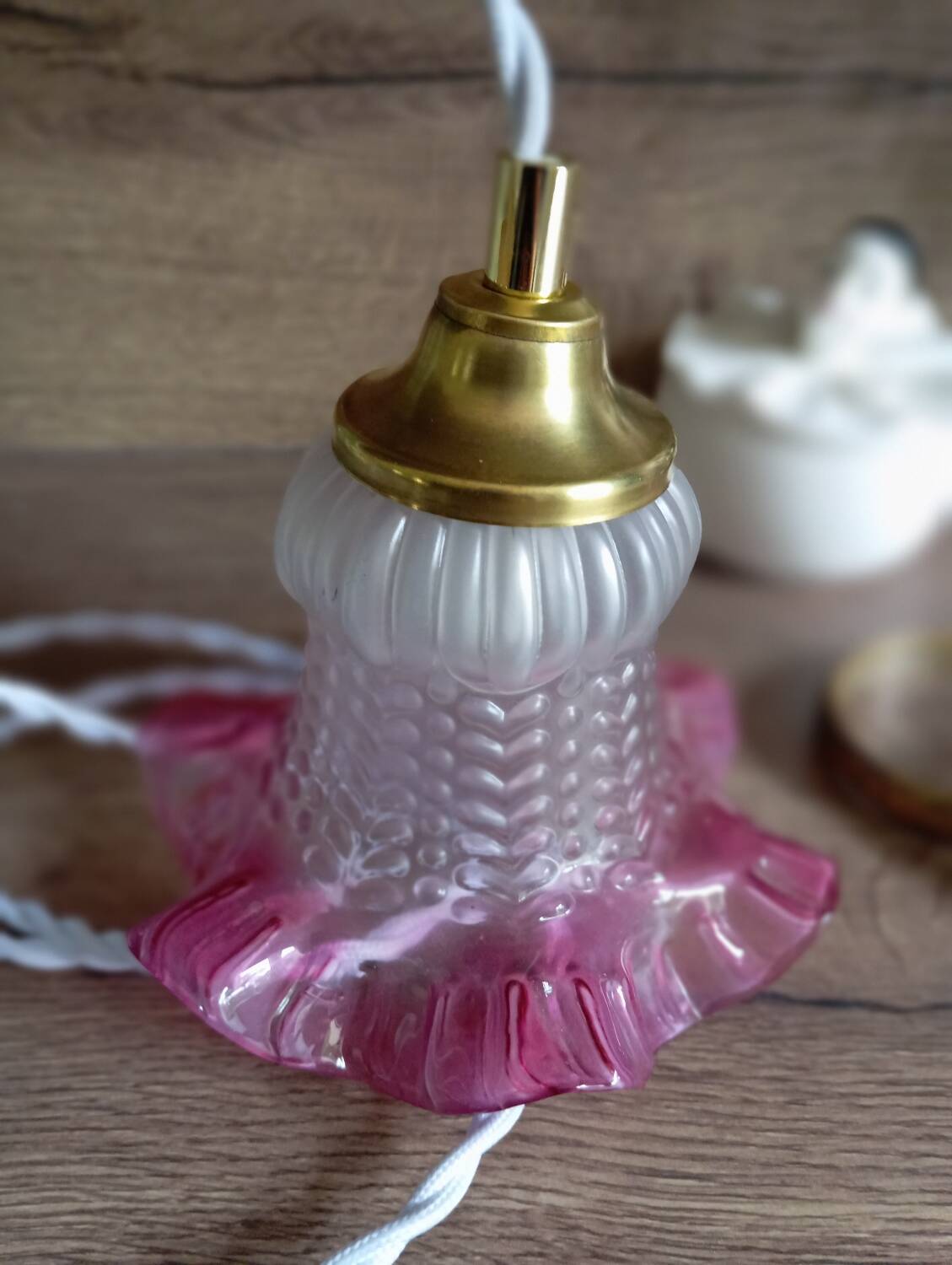 Lampe baladeuse en verre juponné vieux rose