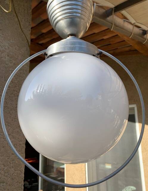 Suspension chandelier rises and falls in white opaline and counterweight