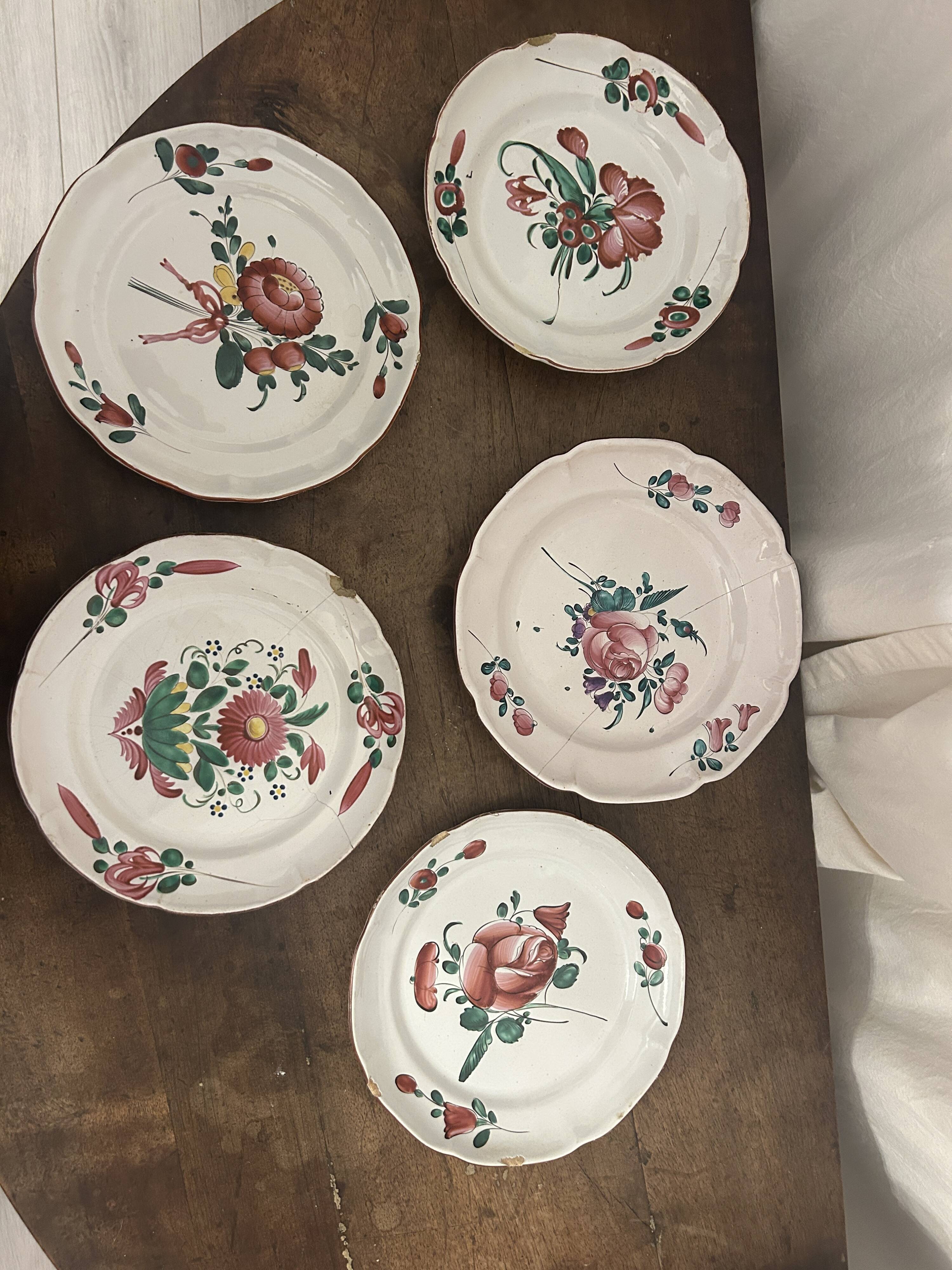 5 assiettes en faïence des Islettes, XVIIIᵉ siècle