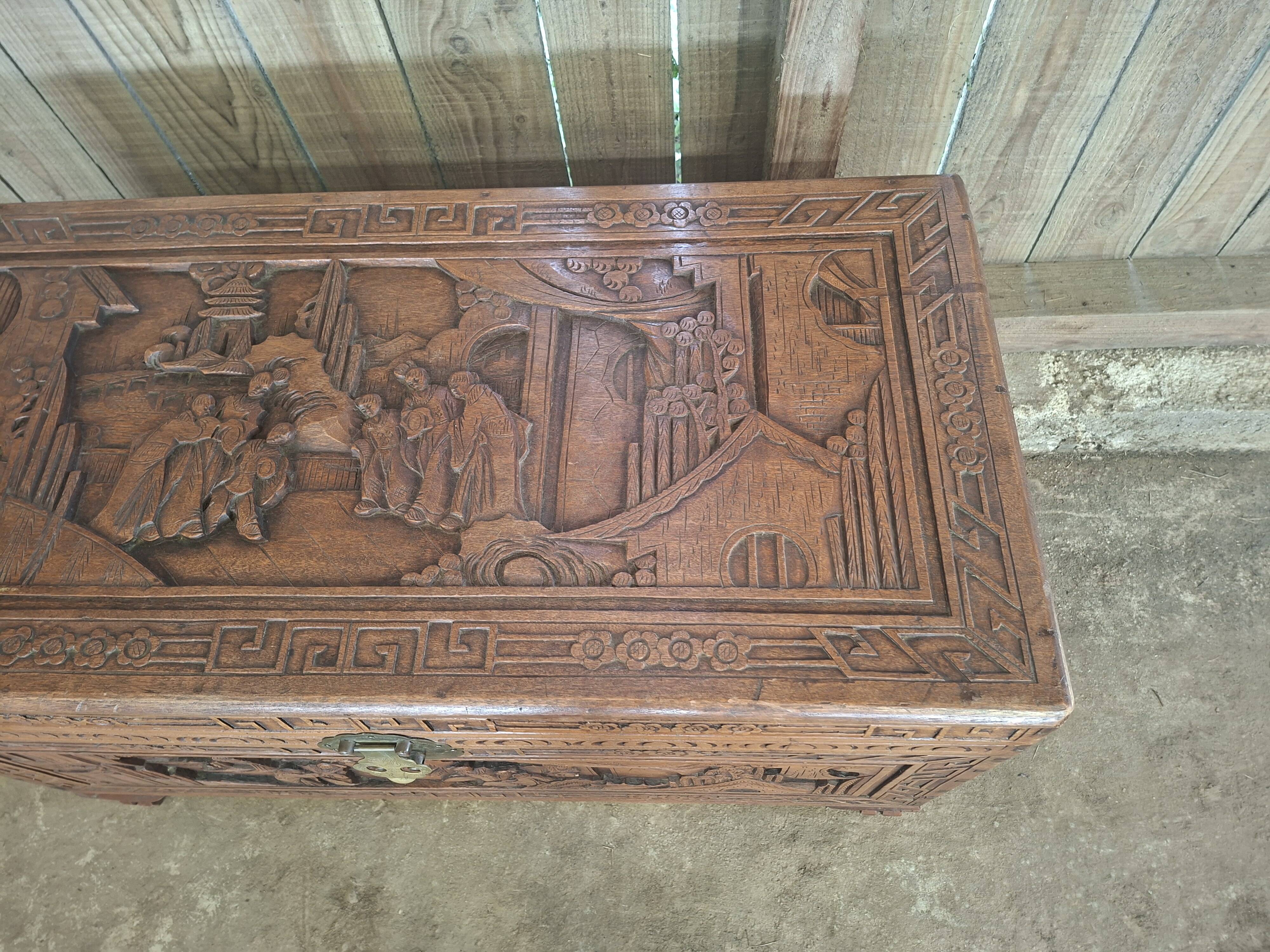 Asian chest from the 20th century made of camphor wood (omb)