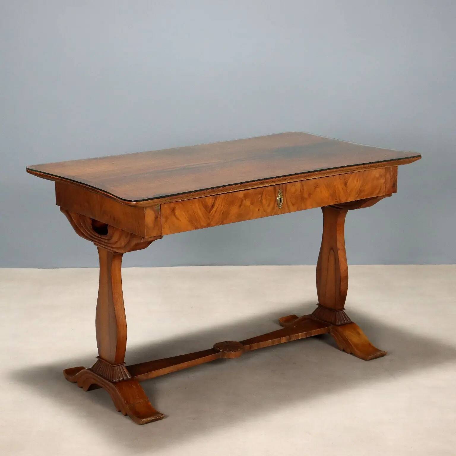 Antique Biedermeier desk in walnut, Austria, mid-19th century.