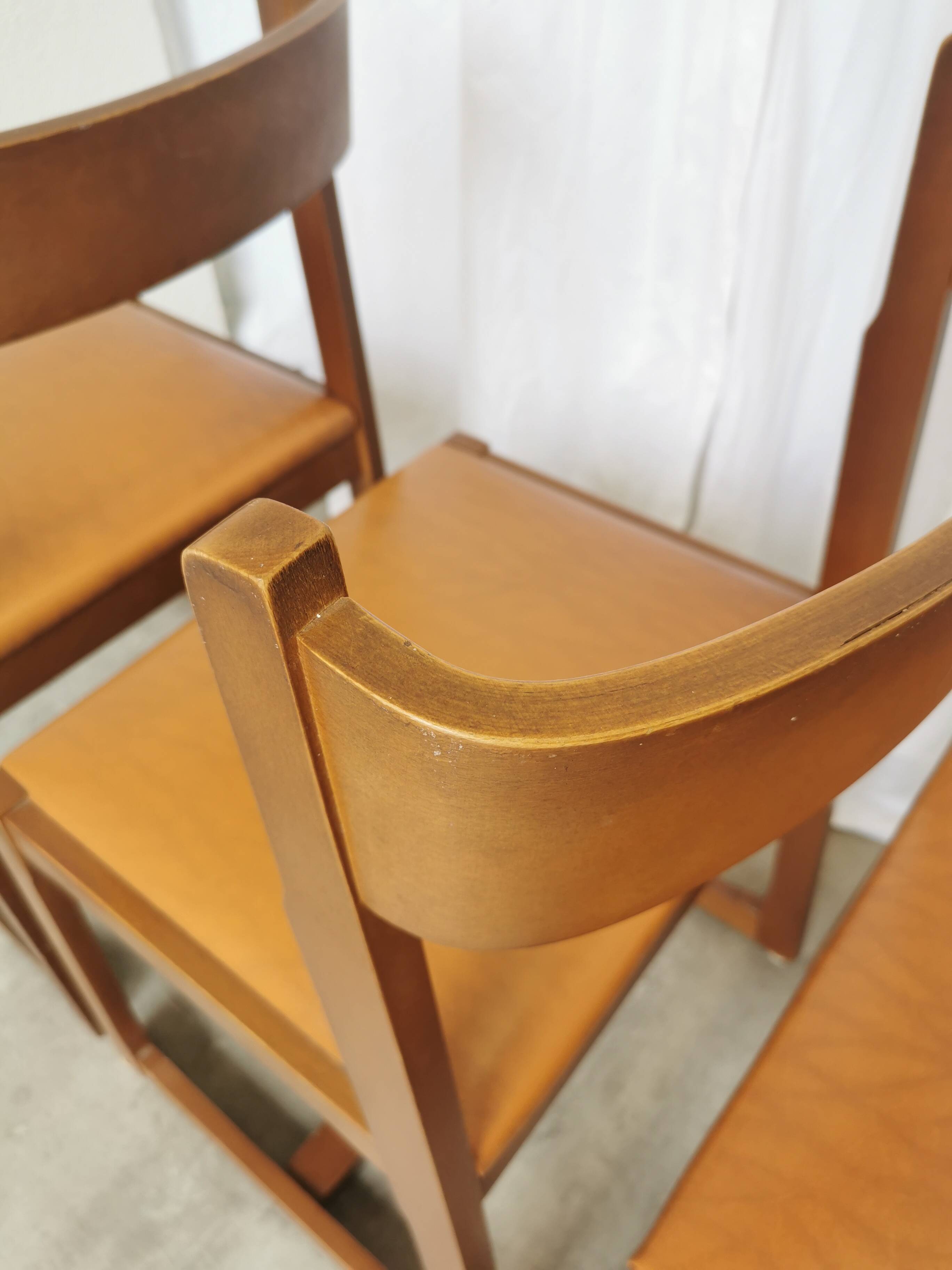 Lot de 4 chaises de salle à manger vintage / design sculptural en bois des années 70, cuir marron
