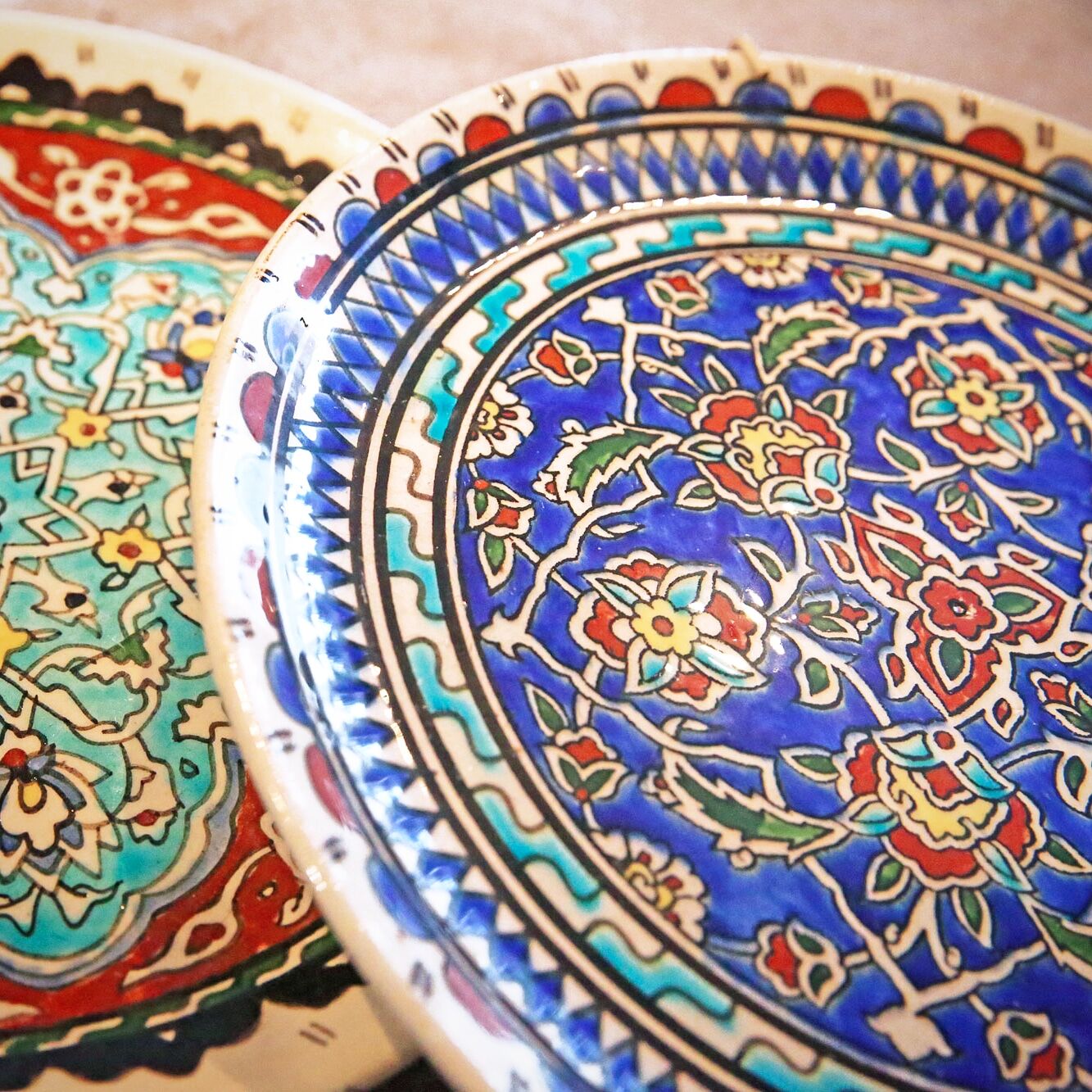 Turkish plate of Kutahya with floral and ethnic motifs