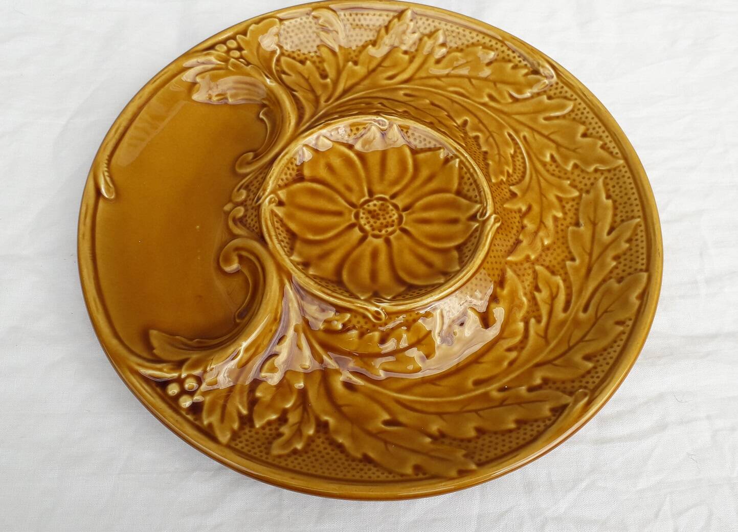 Assiette à artichaut en barbotine en faïence de Gien