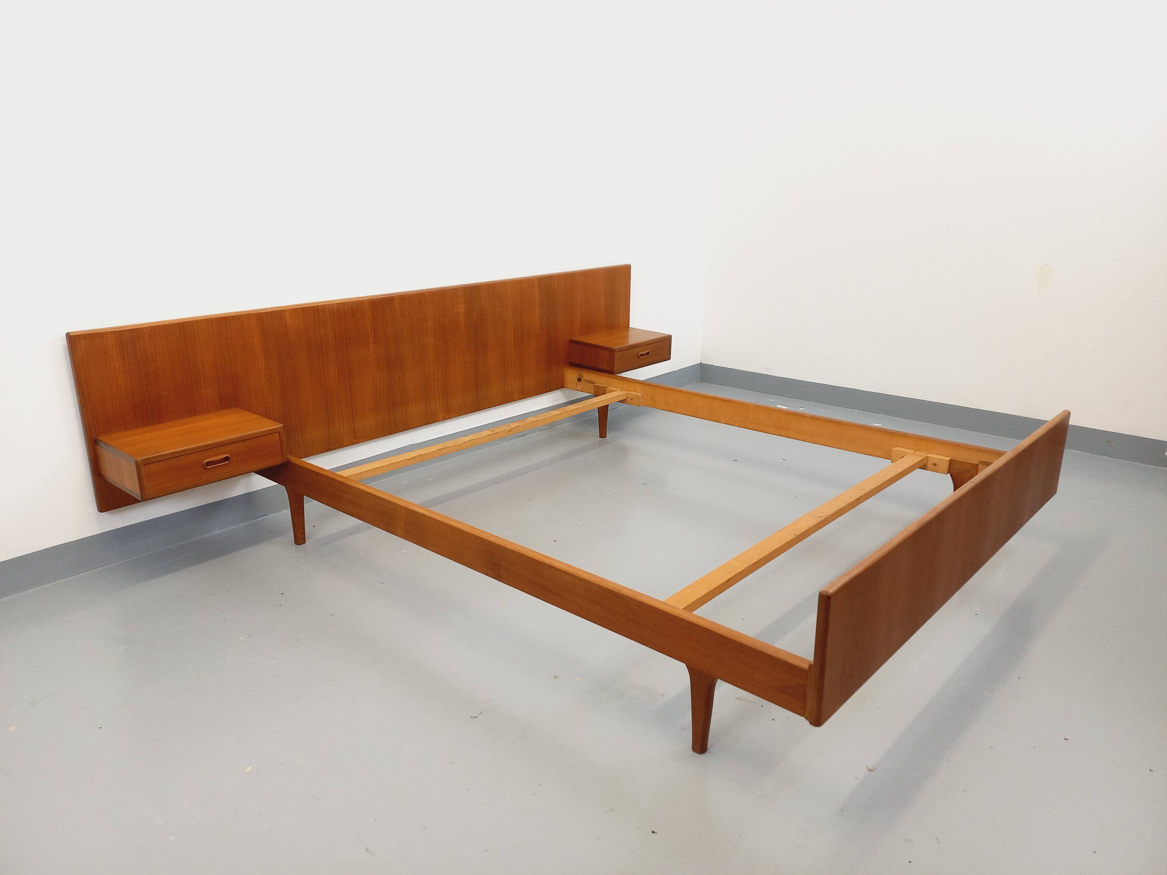 Lit double vintage scandinave en teck des années 60 avec chevets intégrés