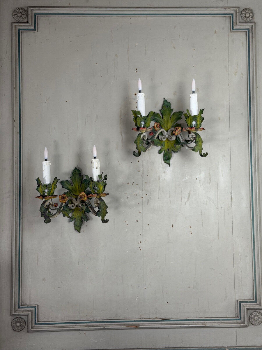 Paire d’appliques fleuries en métal polychromé, vers 1900