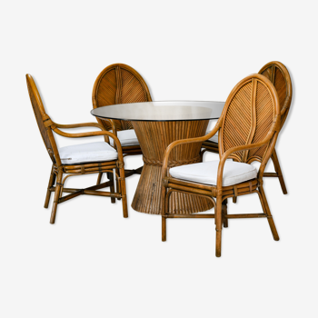 Table "McGuire" avec ses 4 chaises patinée des années 1970 en bambou et rotin