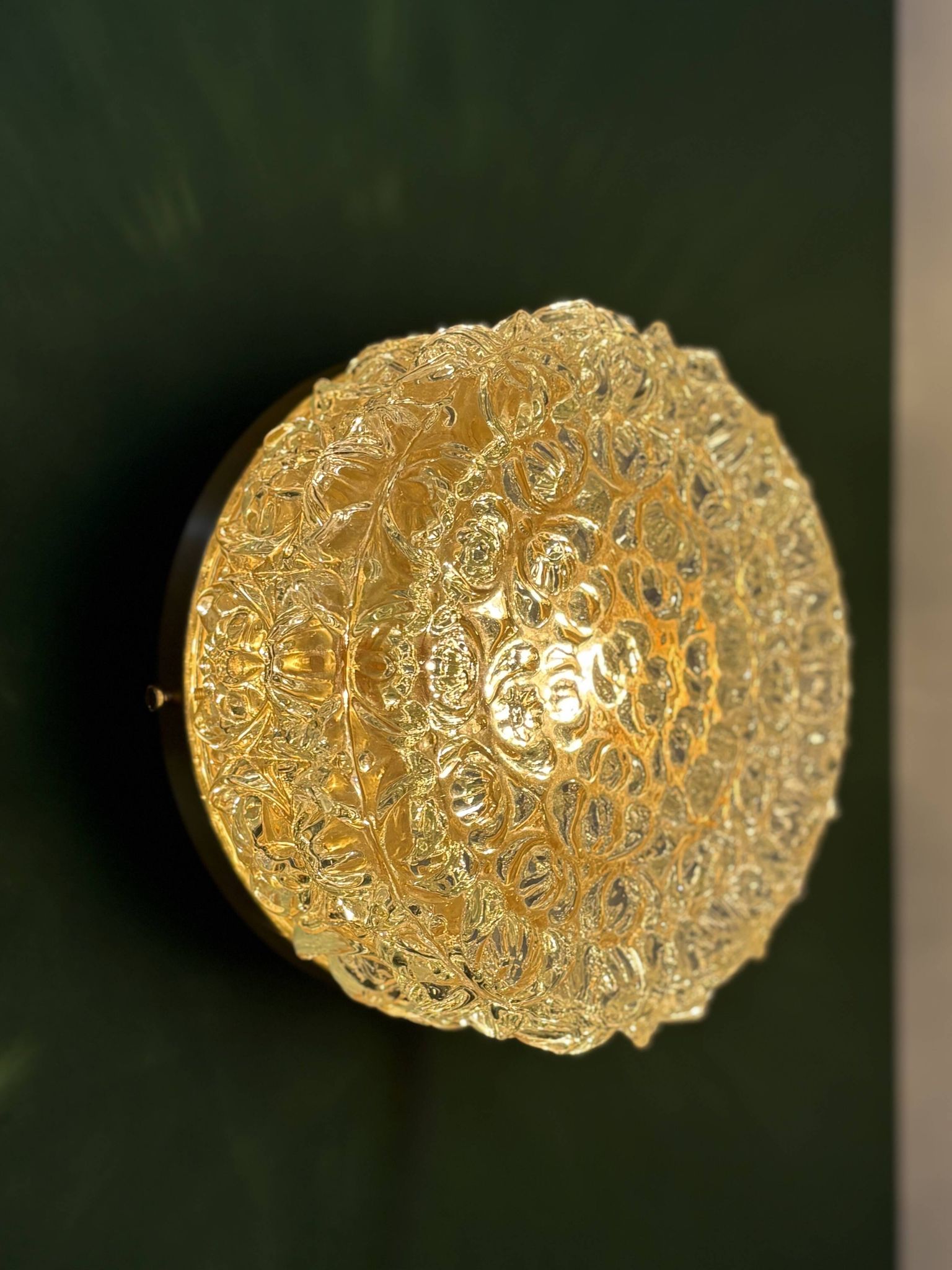 Applique ou plafonnier globe vintage en verre moulé