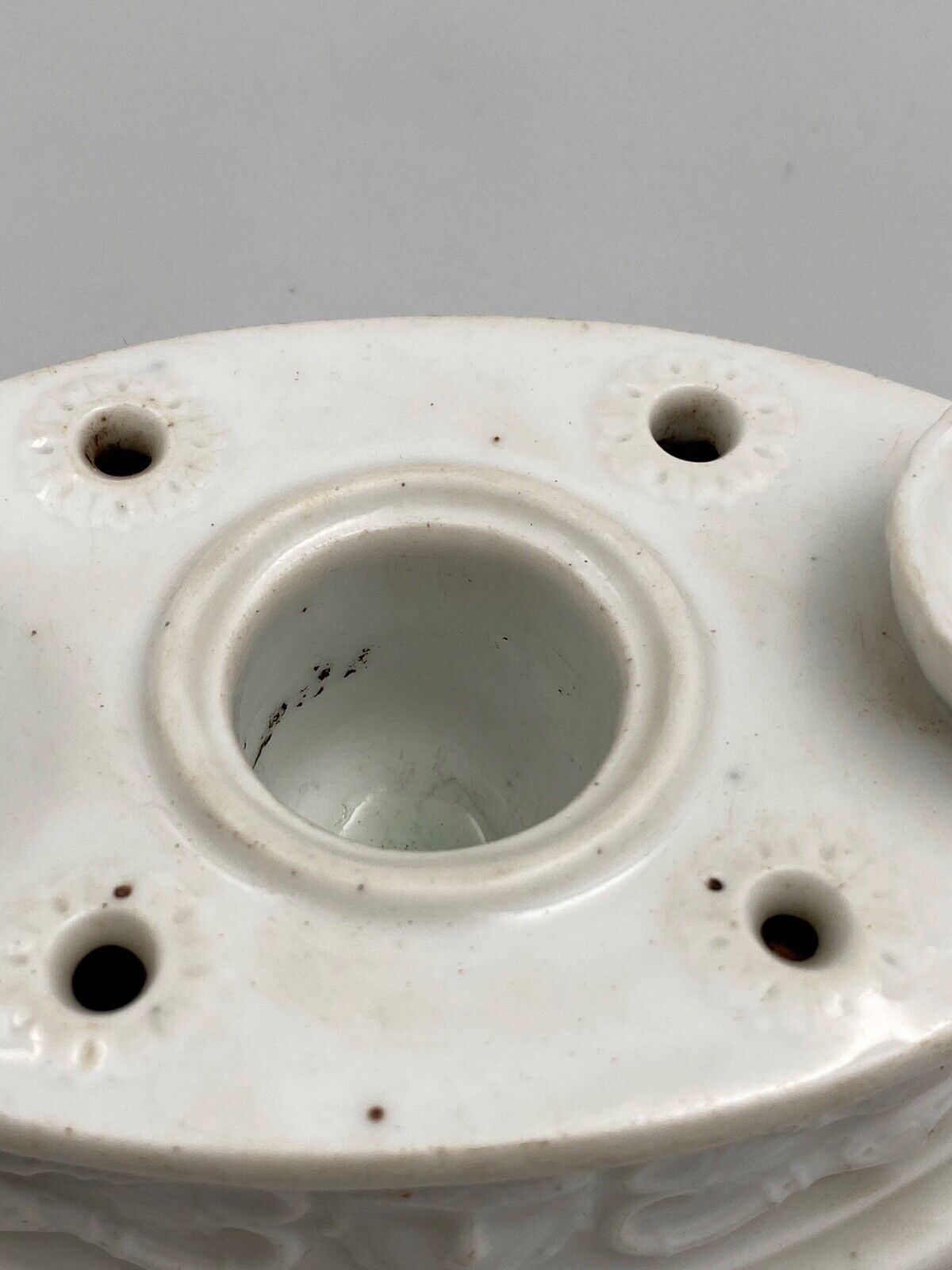 Inkwell late eighteenth early nineteenth white porcelain antique decoration