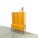Armoire en placage Hellerau avec pieds et tiroirs en acier
