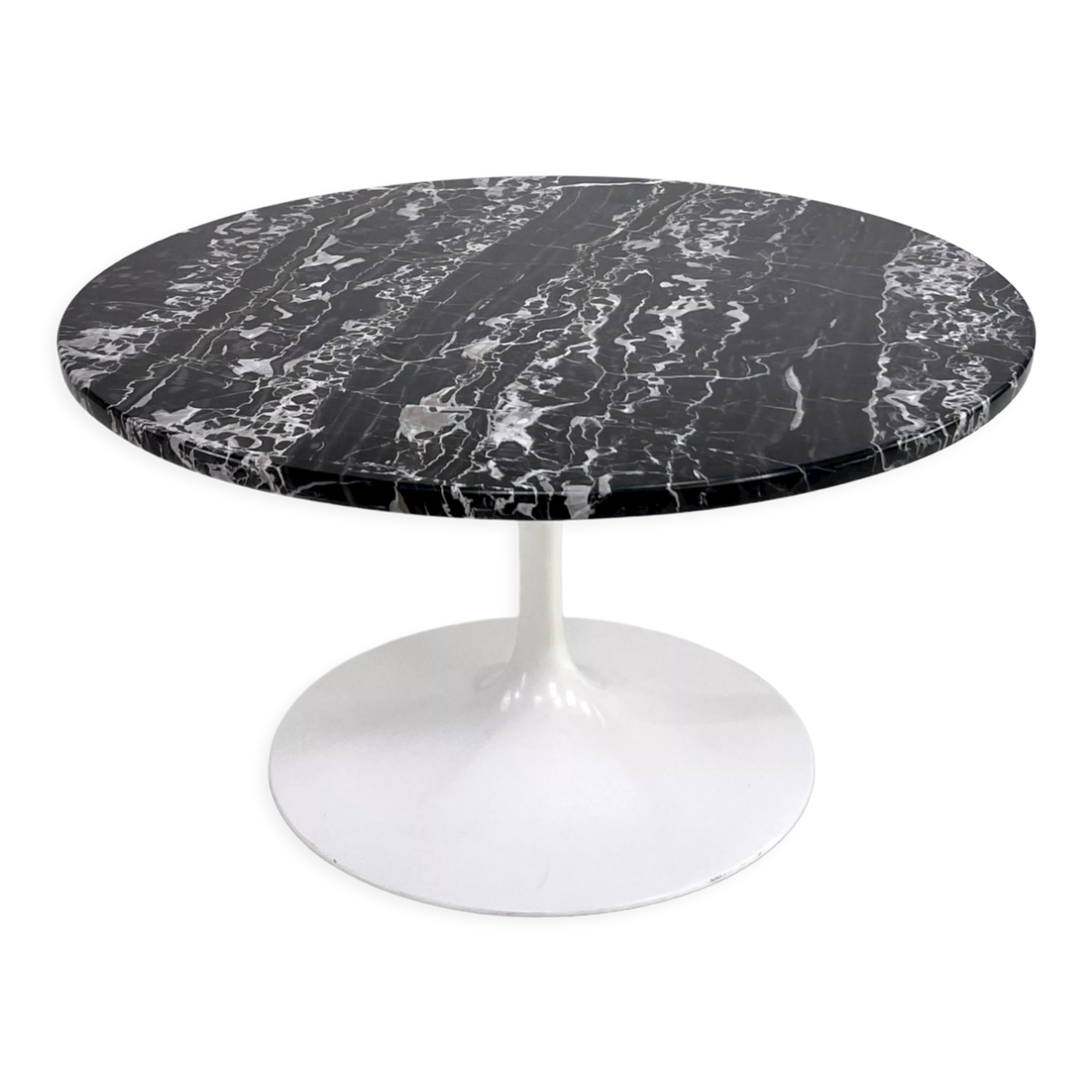 Round Tulip coffee table design Eero Saarinen for Knoll International