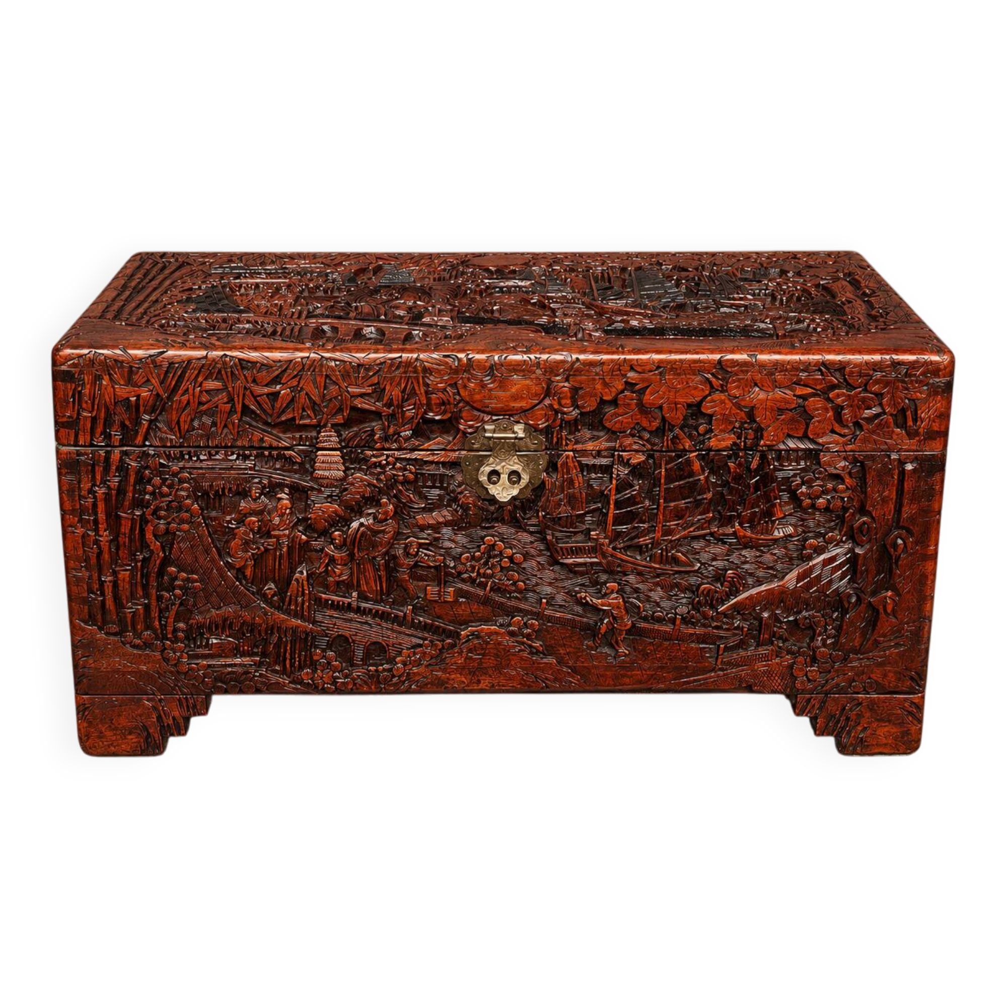 Coffre en camphre sculpté. Chine. XXe siècle. 40x80x38 cm.