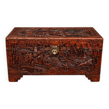 Coffre en camphre sculpté. Chine. XXe siècle. 40x80x38 cm.