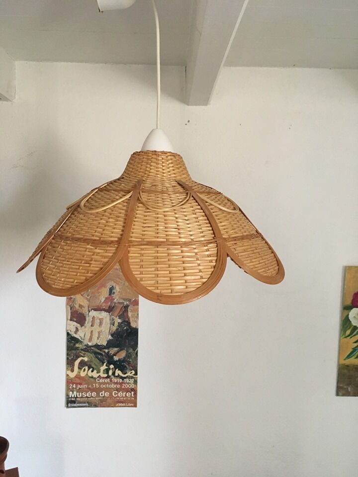 Hanging in wicker and rattan in the shape of a flower