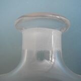 Carafe ancienne en verre soufflé et gravé