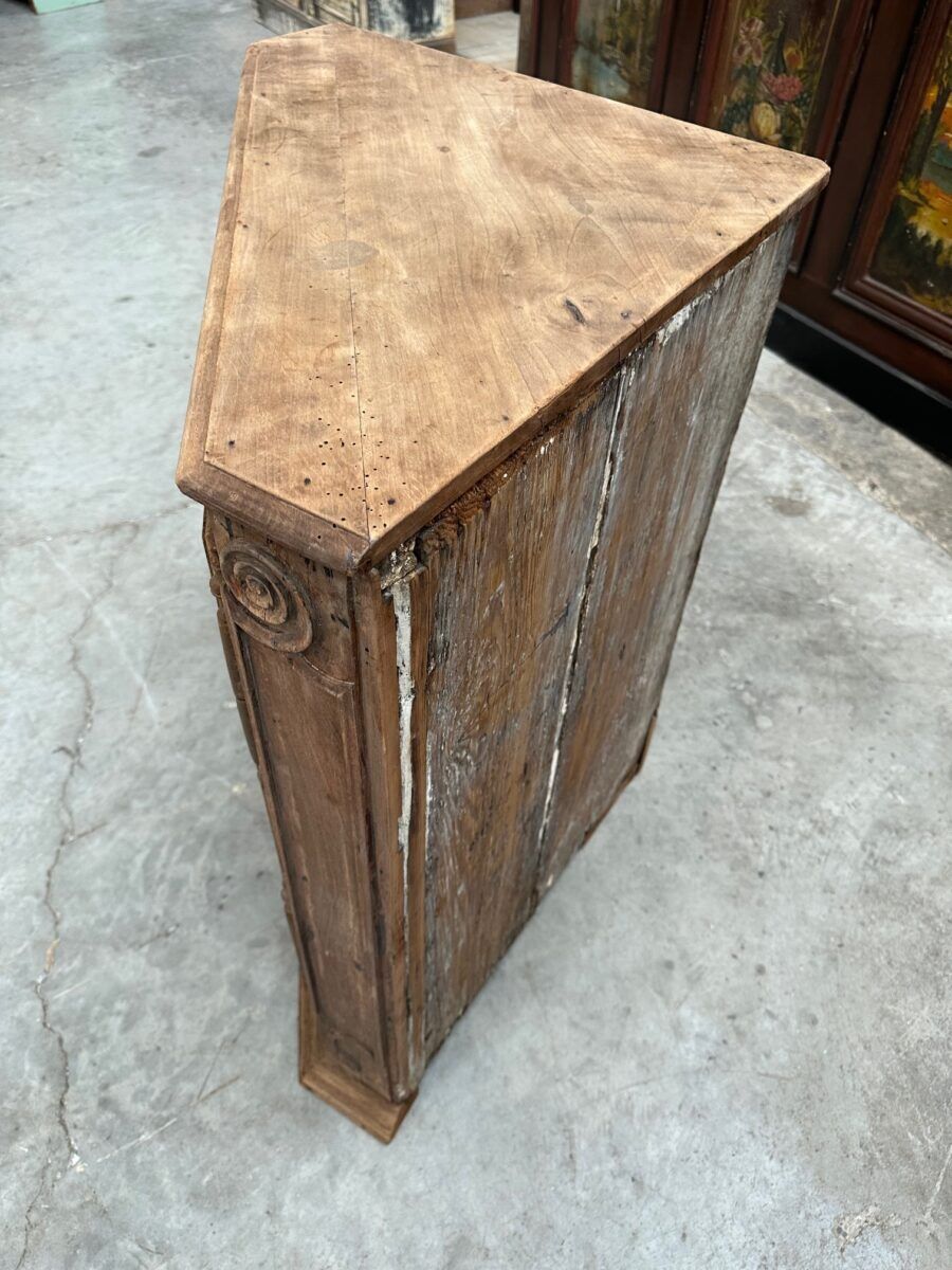 Corner cabinet in oak from the 18th century.