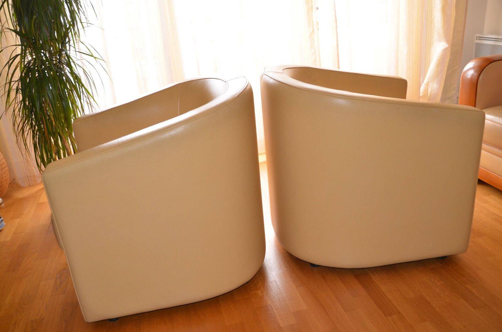 Deux fauteuils en cuir de Bournas