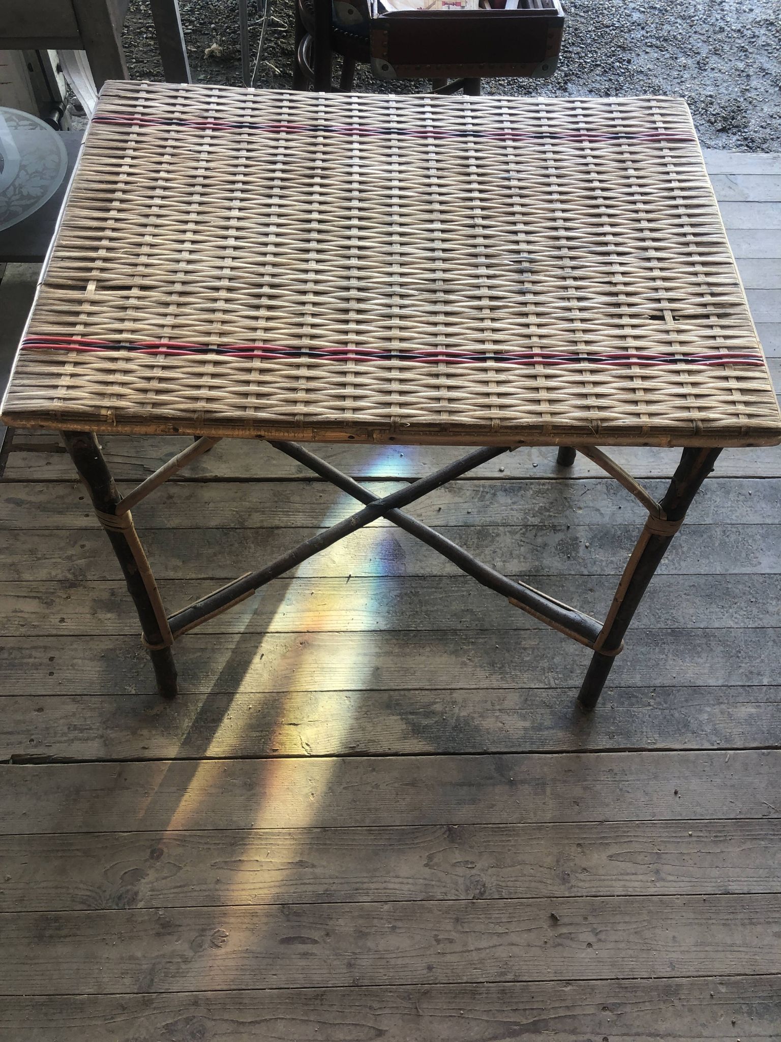 Table en rotin liseré rouge années 50