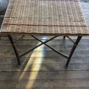 Table en rotin liseré rouge années 50