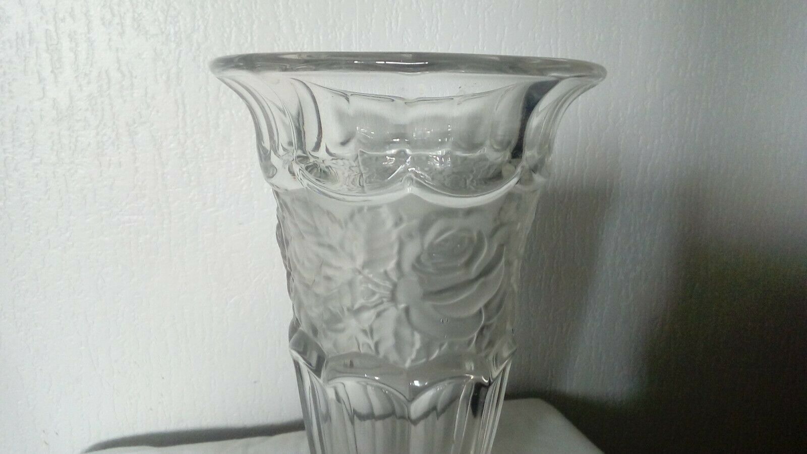 Vase en verre guirlande de fleurs en verre depoli epoque art nouveau