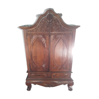 Indonesian wardrobe