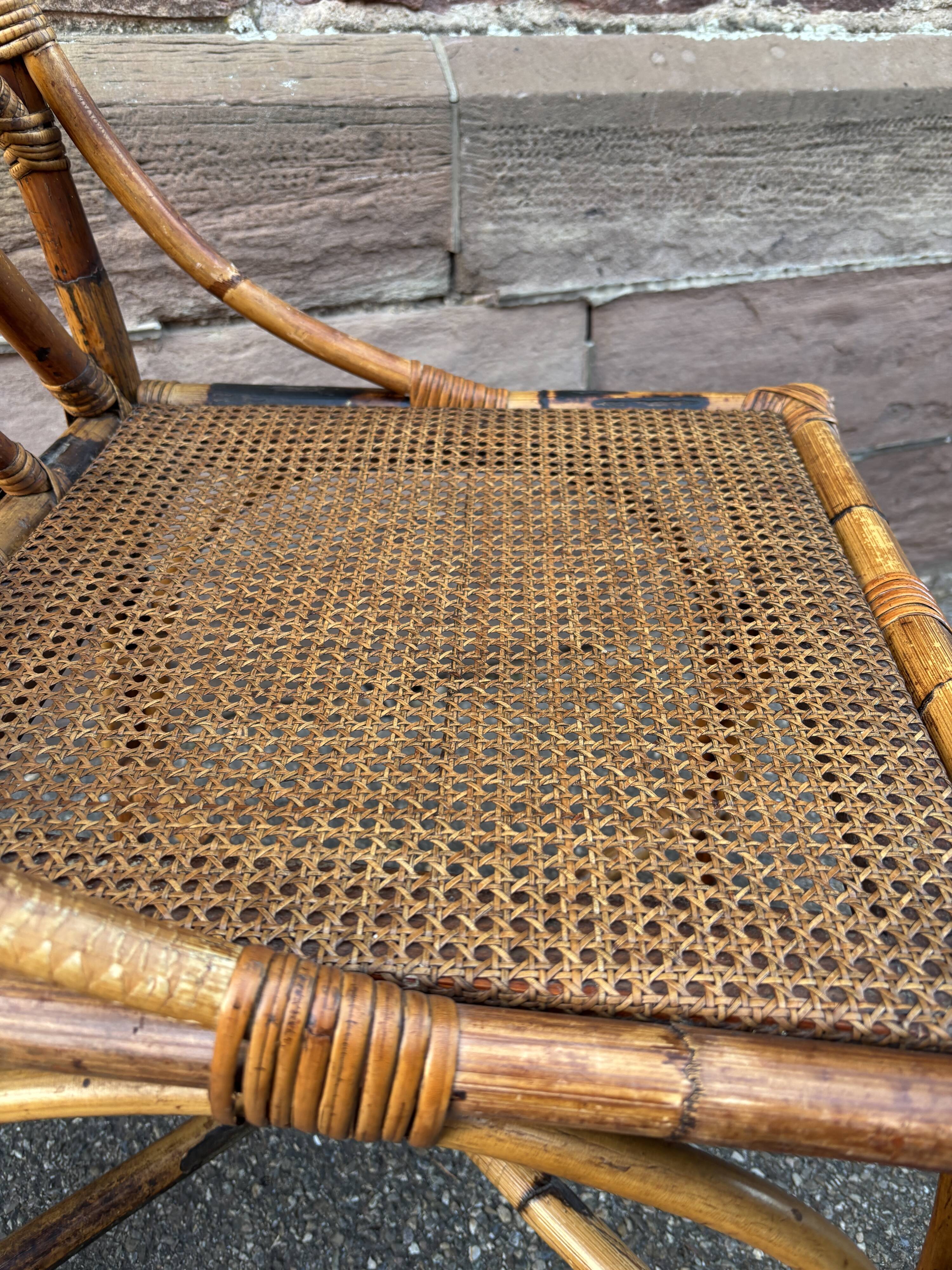 paire de chaises de jardin en bambou et rotin tissé 1950