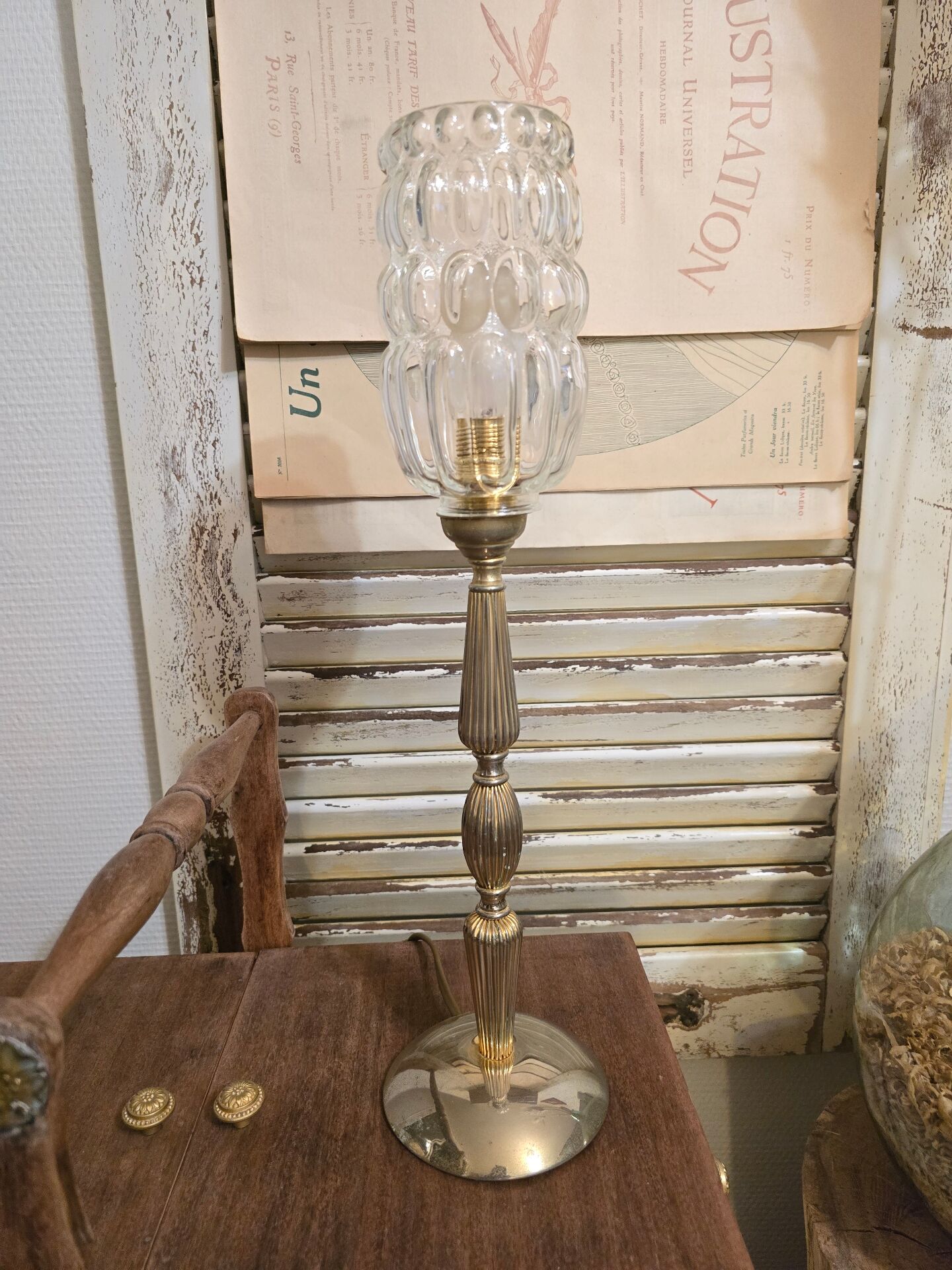 Lampe à poser pied doré et son globe en verre bullé allongé