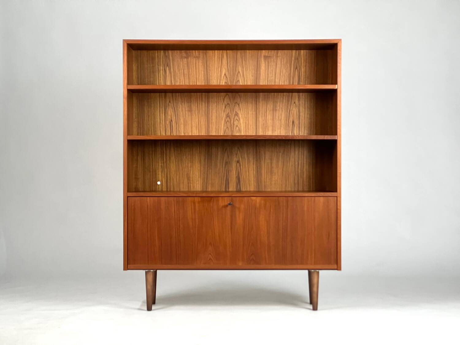 Buffet haut vintage Schrank, design danois, années 1960, milieu du siècle