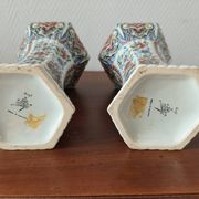 Paire de vases en faïence de Delft polychrome, Hollande, années 1960
