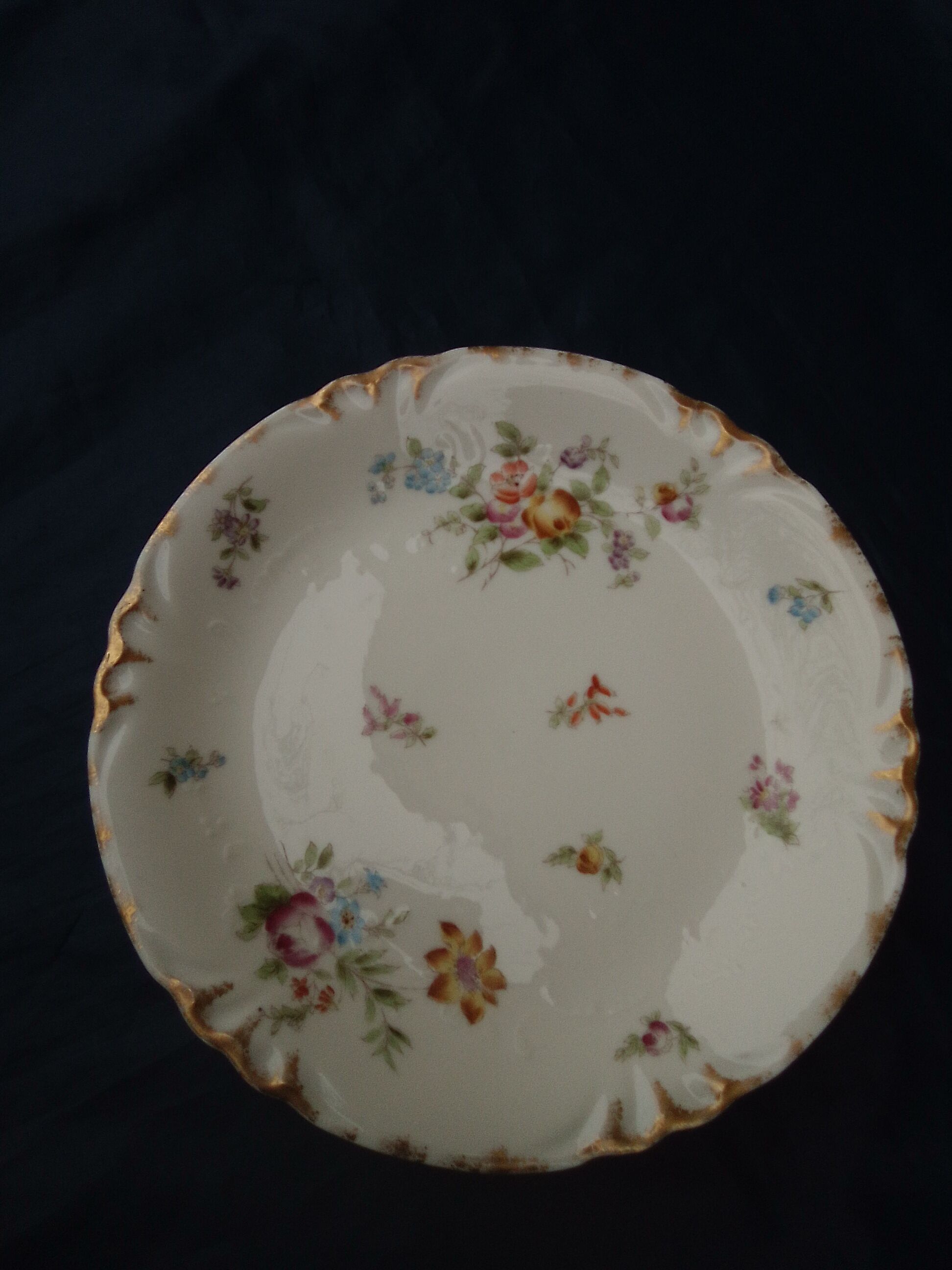 Flat on pedestal Charles Field Haviland Gérard Dufraissex 1 Morel ( CFH GDM) Limoges diam 22,5 cm