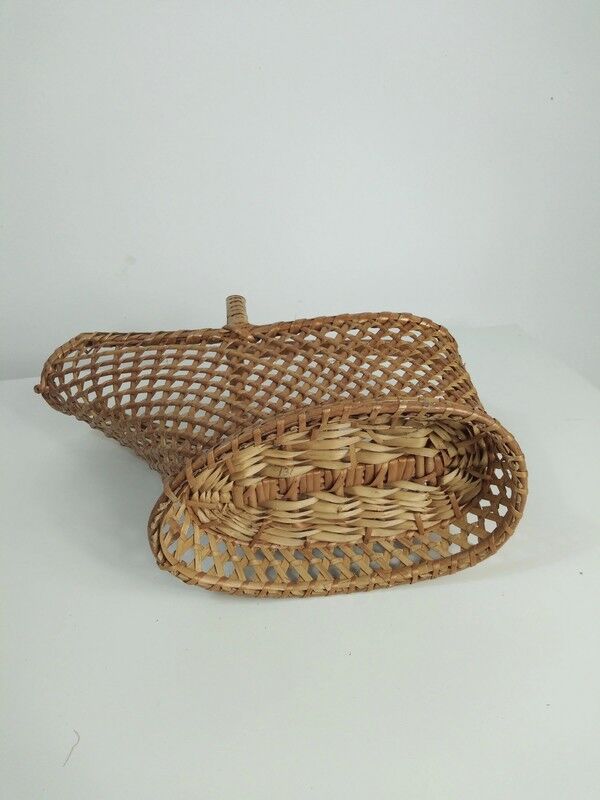 Fluted wicker bottle holder