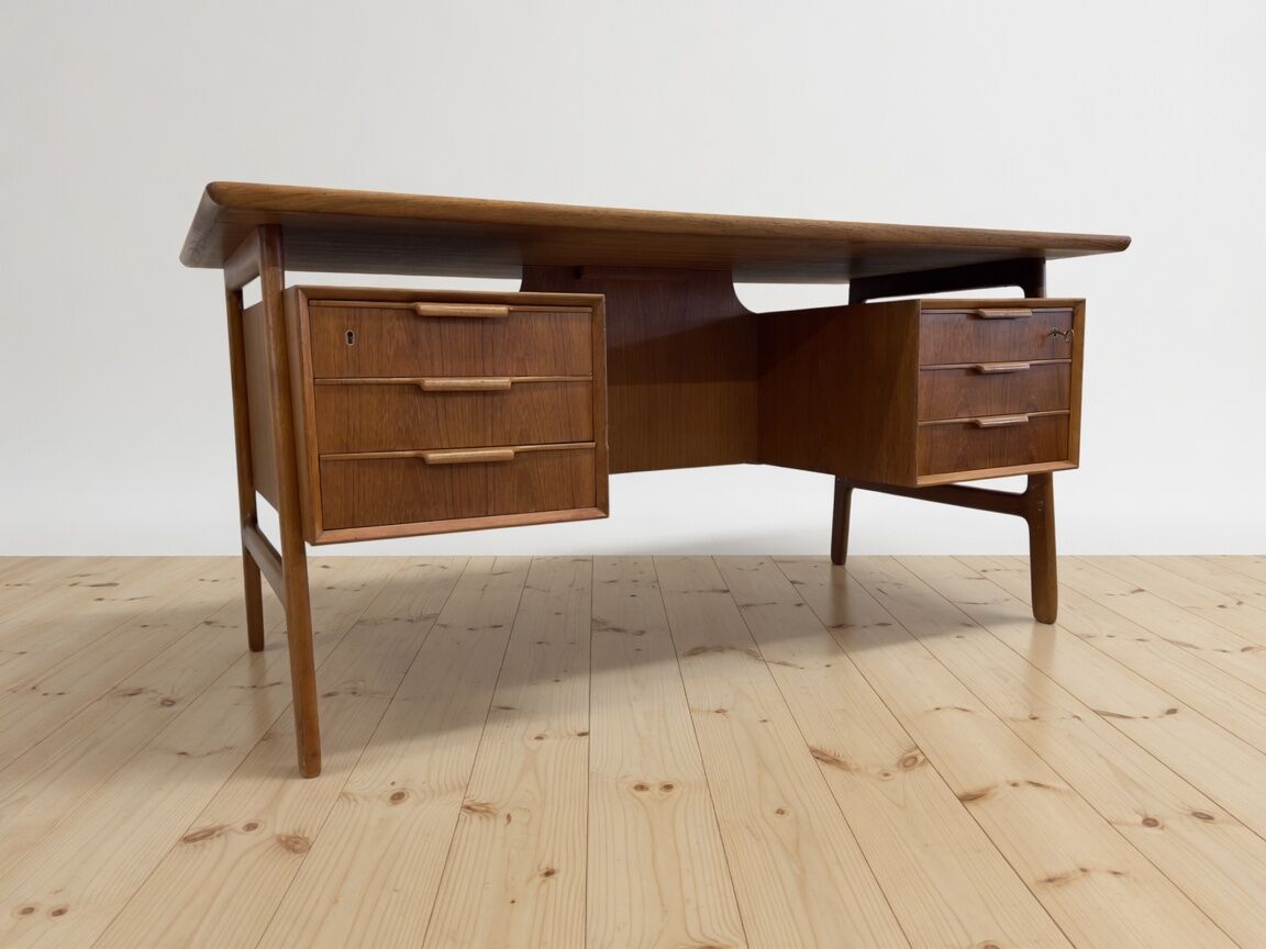 Bureau en teck modèle 75 par Gunni Omann, années 1960.